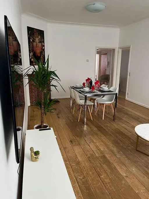 Stylish Two Bedroom Flat Bruselas
